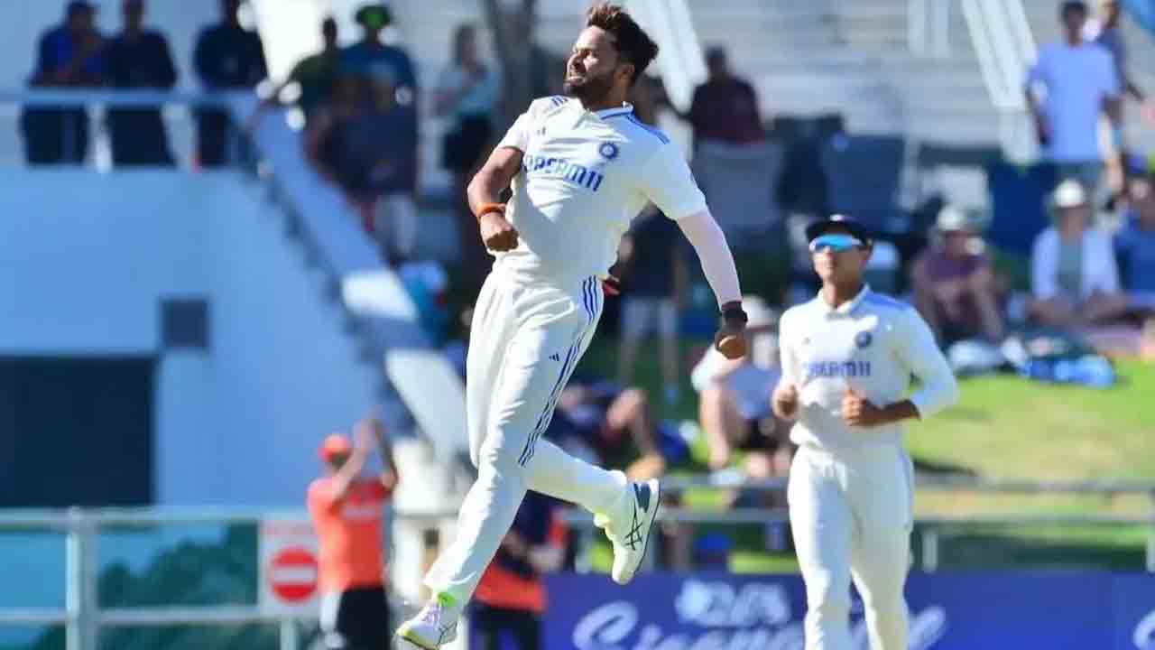 IND A vs ENG Lions | మూడు వికెట్ల‌తో మెరిసిన ముకేశ్‌.. ప‌ట్టుబిగిస్తున్న‌ భార‌త ఏ జ‌ట్టు..!