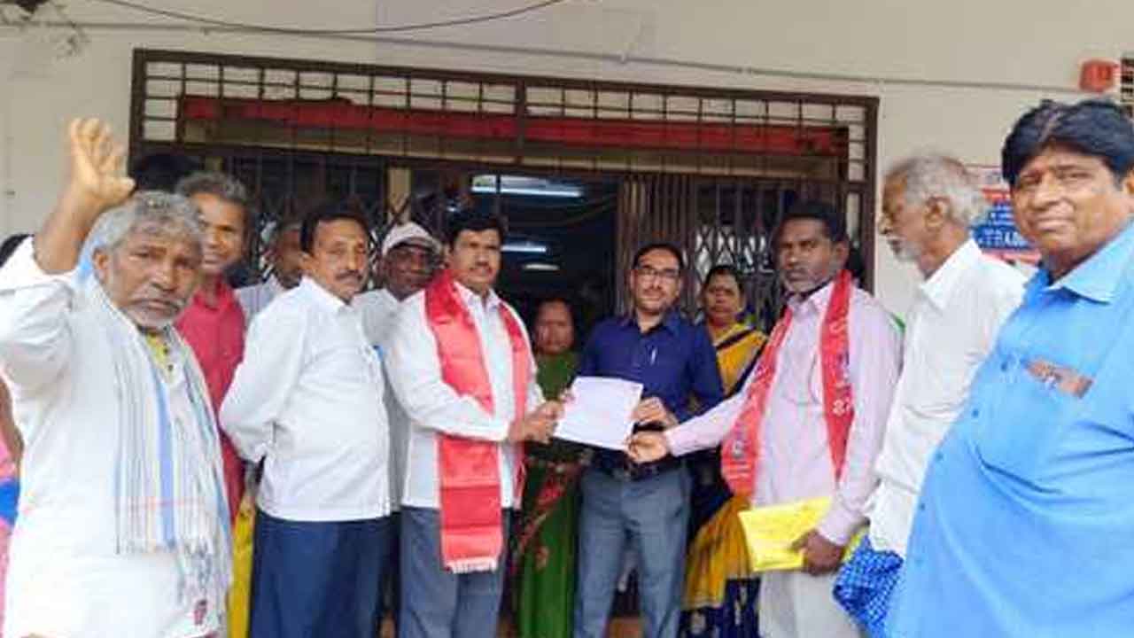 Mulugu | రుణమాఫీ చేయాలని బ్యాంక్‌ ఎదుట రైతు సంఘం ఆధ్వర్యంలో ధర్నా