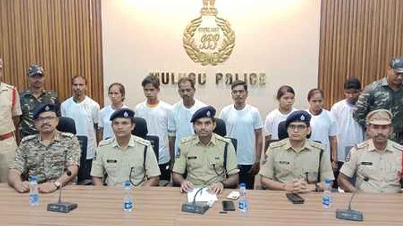 Maoists surrender | ఎస్పీ శబరీష్ ఎదుట లొంగిపోయిన మావోయిస్టులు