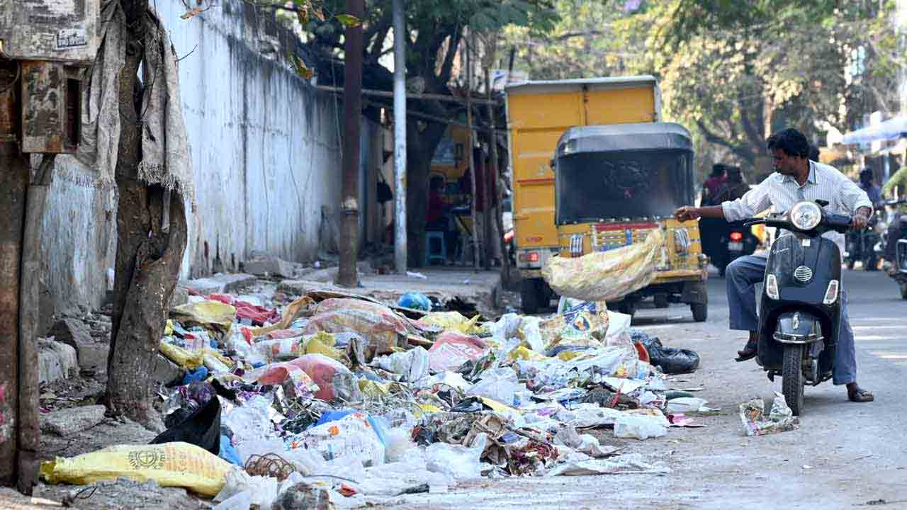 చెత్తంతా రోడ్డు పక్కనేనా..?.. దుర్వాసనతో ప్రజలకు తప్పని తిప్పలు