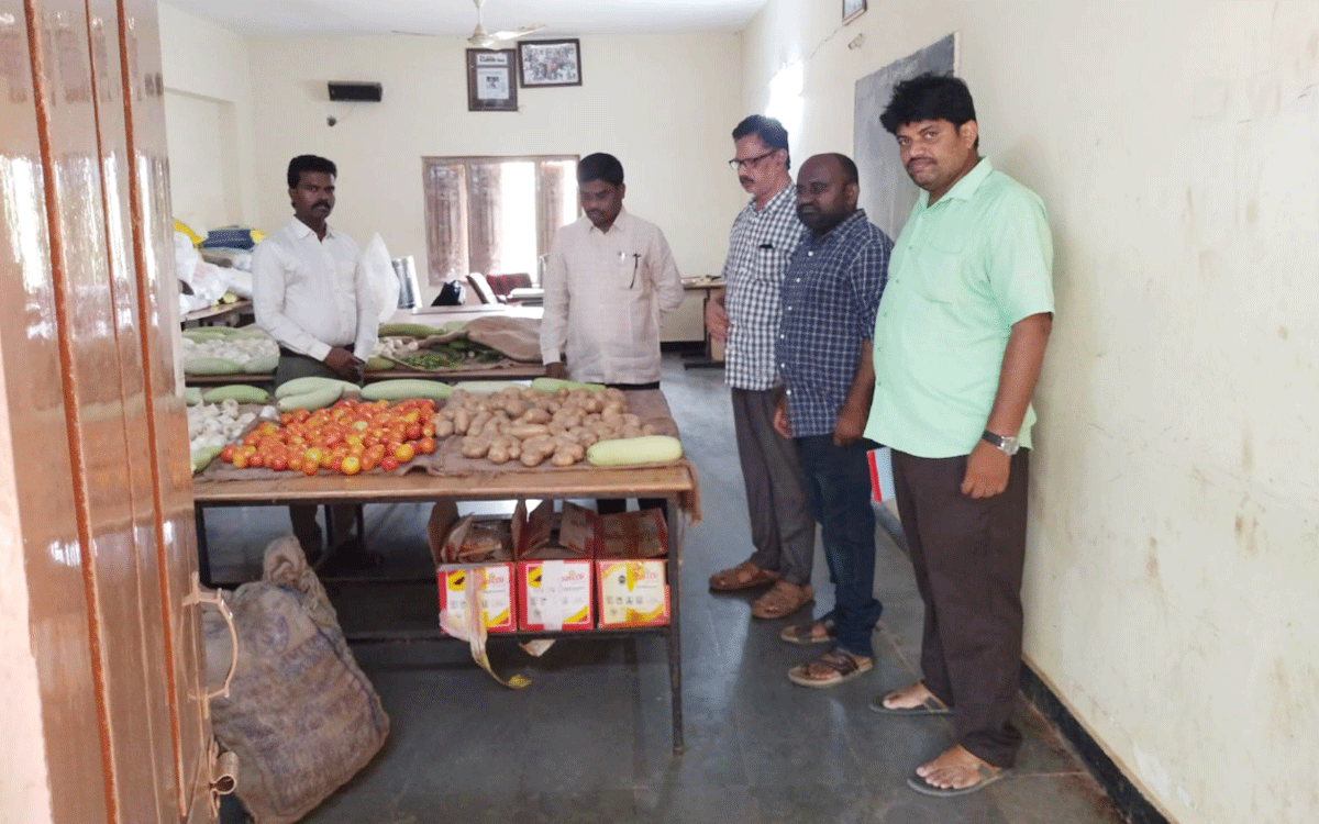 Chandur : మెనూ ప్ర‌కారం విద్యార్థుల‌కు భోజ‌నం అందించాలి : నాగమల్లేశ్వర్