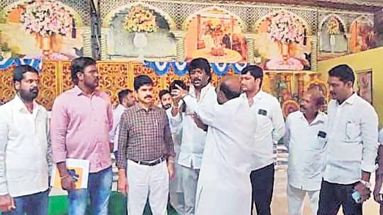 ఇందిరమ్మ ఇండ్ల పత్రాల పంపిణీ రసాభాస