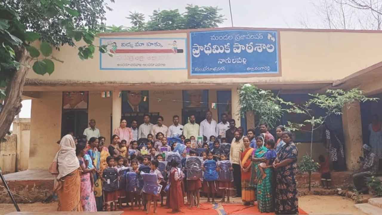 Free notebooks | విద్యార్థులకు ఉచితంగా నోటు బుక్స్, బ్యాగుల పంపిణీ