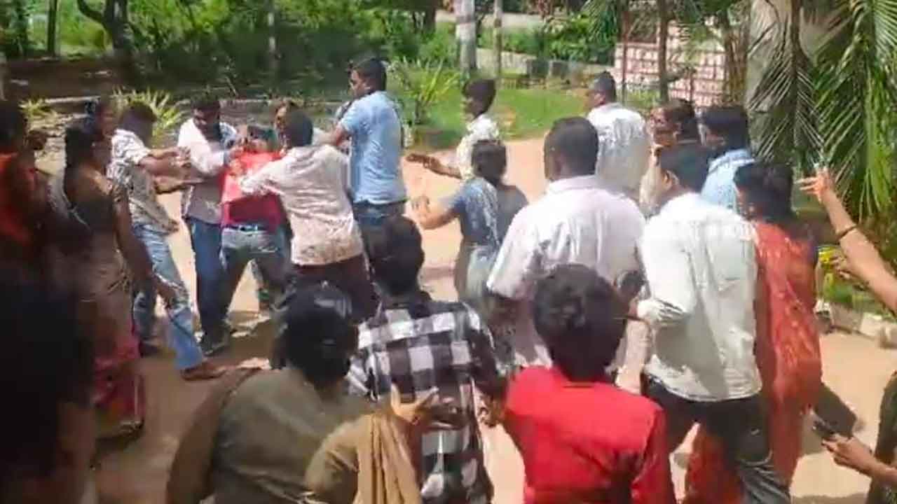 Nallabelli | నల్లబెల్లి పోలీస్ స్టేషన్‌లో ప్రేమ జంటపై అమ్మాయి బంధువుల దాడి పలువురికి గాయాలు : వీడియో