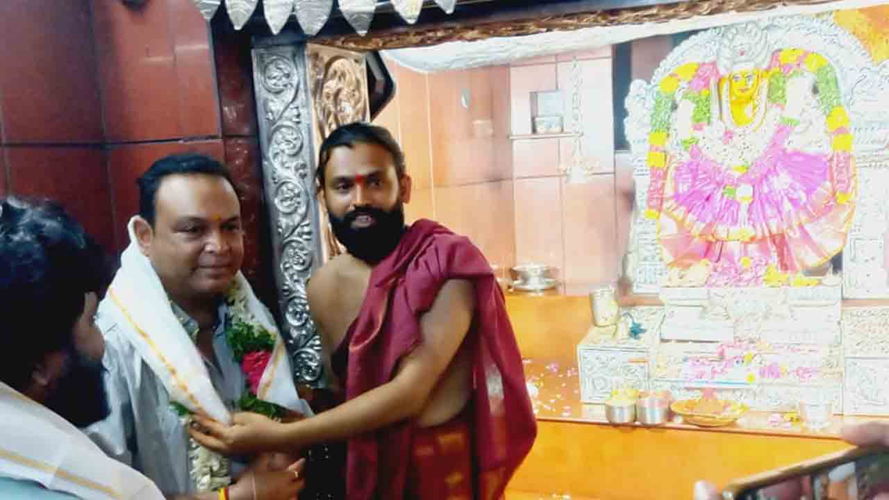 Naresh | ఏడుపాయల వన దుర్గమ్మ సేవలో నరేష్..