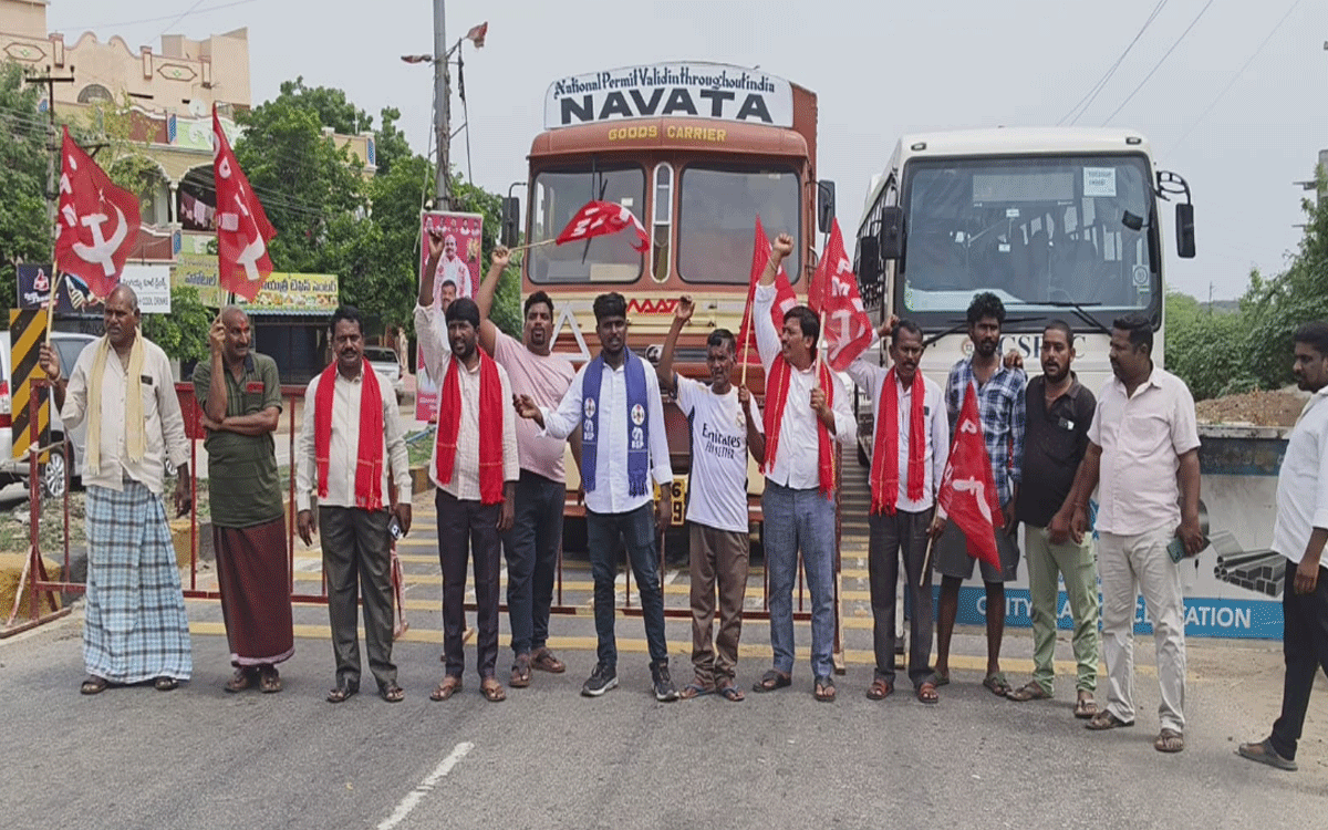 Narkatpally : ఎల్లారెడ్డిగూడెంలో ఫ్లైఓవ‌ర్ నిర్మించాల‌ని అఖిల‌ప‌క్షం ధ‌ర్నా