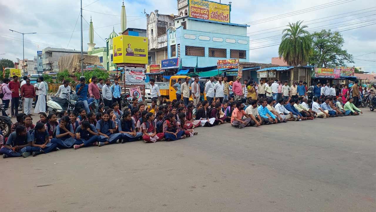 Narsapur | బస్సు కోసం రోడ్డెక్కిన విద్యార్థులు.. నర్సాపూర్‌లో రోడ్డుపై బైఠాయించి ఆందోళన