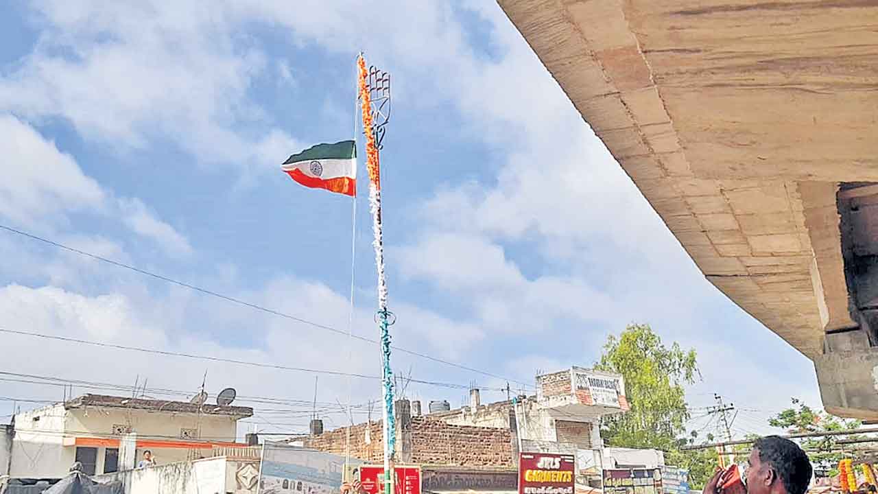 దేవరకద్రలో జాతీయ జెండాకు అవమానం