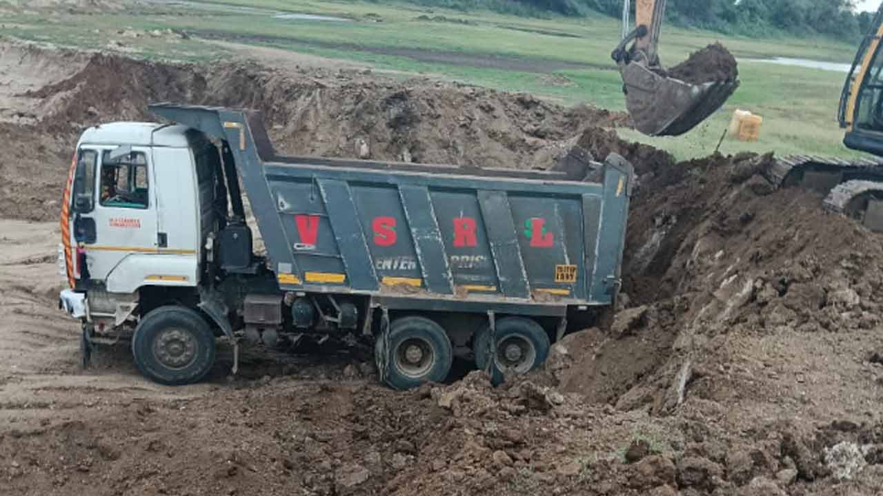 అక్రమంగా చెరువు మట్టి తరలింపు.. అధికారులు ఏం చేస్తున్నట్టు..?