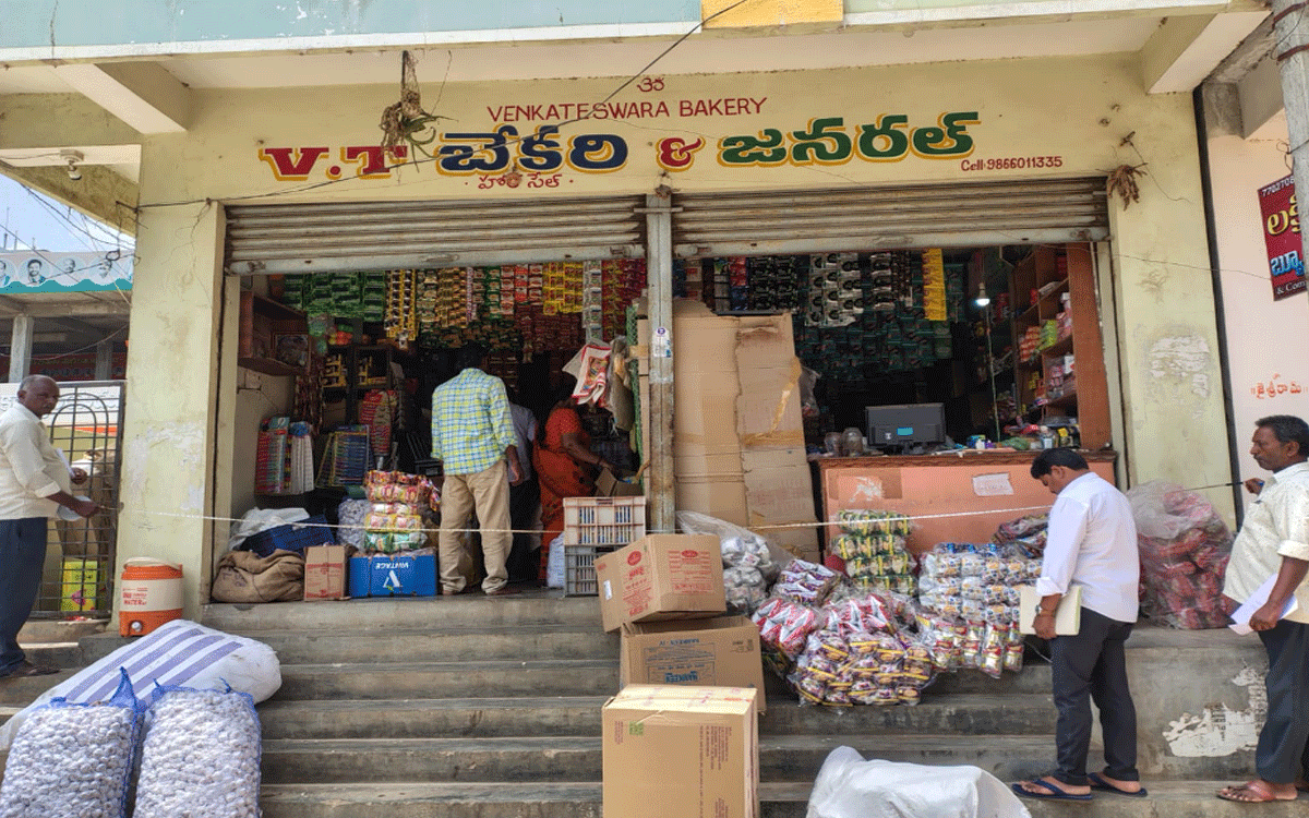 Nereducherla : దుకాణాలకు ట్రేడ్‌ లైసెన్స్‌ తప్పనిసరి : మున్సిపల్ కమిషనర్‌ అశోక్‌రెడ్డి