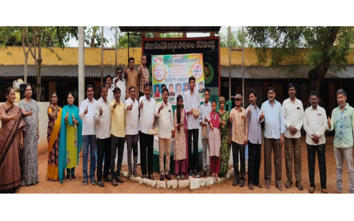 Nereducherla : గణితంలో ఉత్తమ ప్రతిభ చూపిన విద్యార్థులకు టీచర్ నగదు బహుమతి