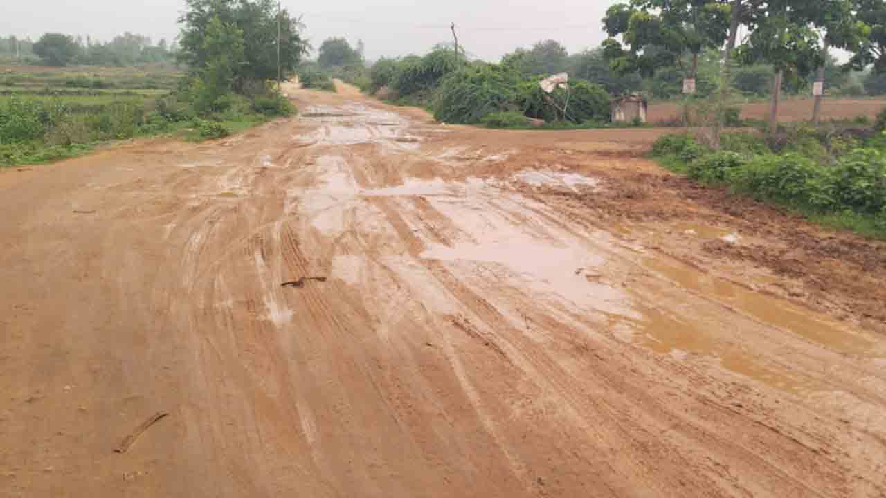 Nizampet | గుంతల మయంగా రోడ్డు.. ప్రయాణికులకు తప్పని తిప్పలు