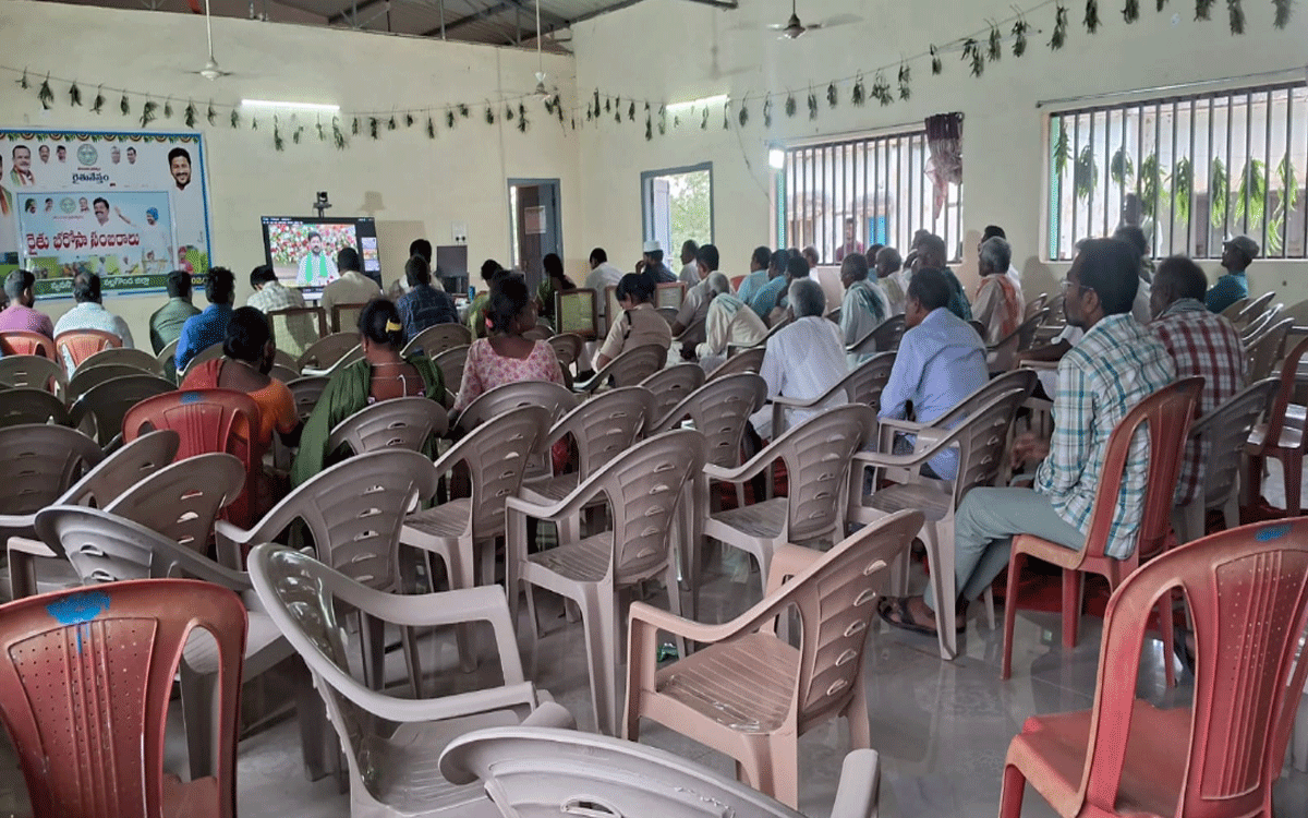 Nakrekal : రైతు భరోసా సంబురాల్లో అన్నదాతకు అవమానం