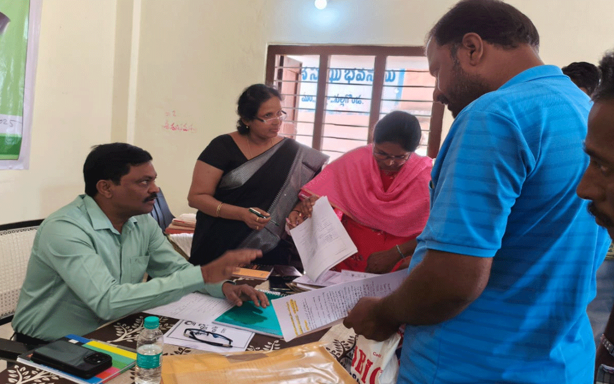 Nalgonda Rural : భూ సమస్యల పరిష్కారానికి రెవెన్యూ సదస్సులు : అదనపు కలెక్టర్ శ్రీనివాస్