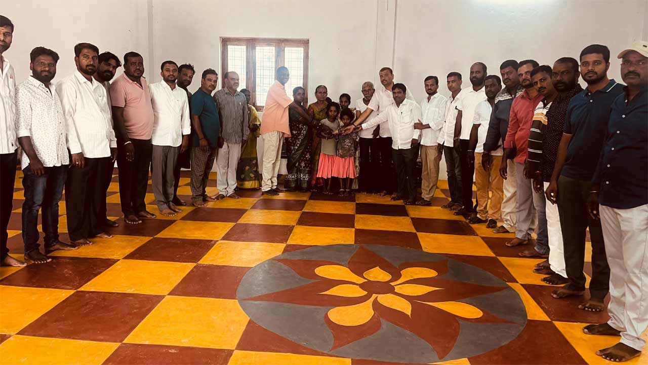 Old Friends | స్నేహితుడి కుటుంబానికి అండగా పాత మిత్రులు.. 70 వేల ఆర్థికసాయం