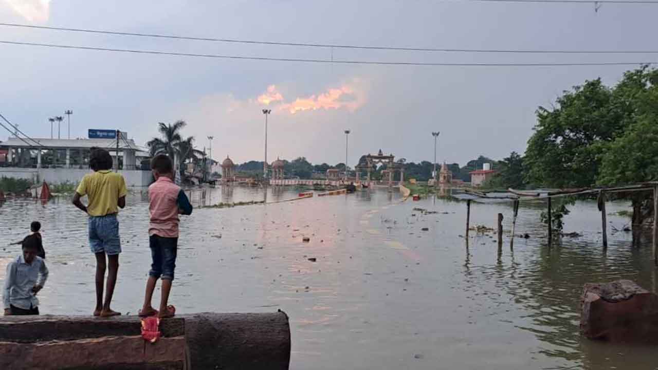 యూపీలో మునిగిన పడవ.. ఒకరు మృతి