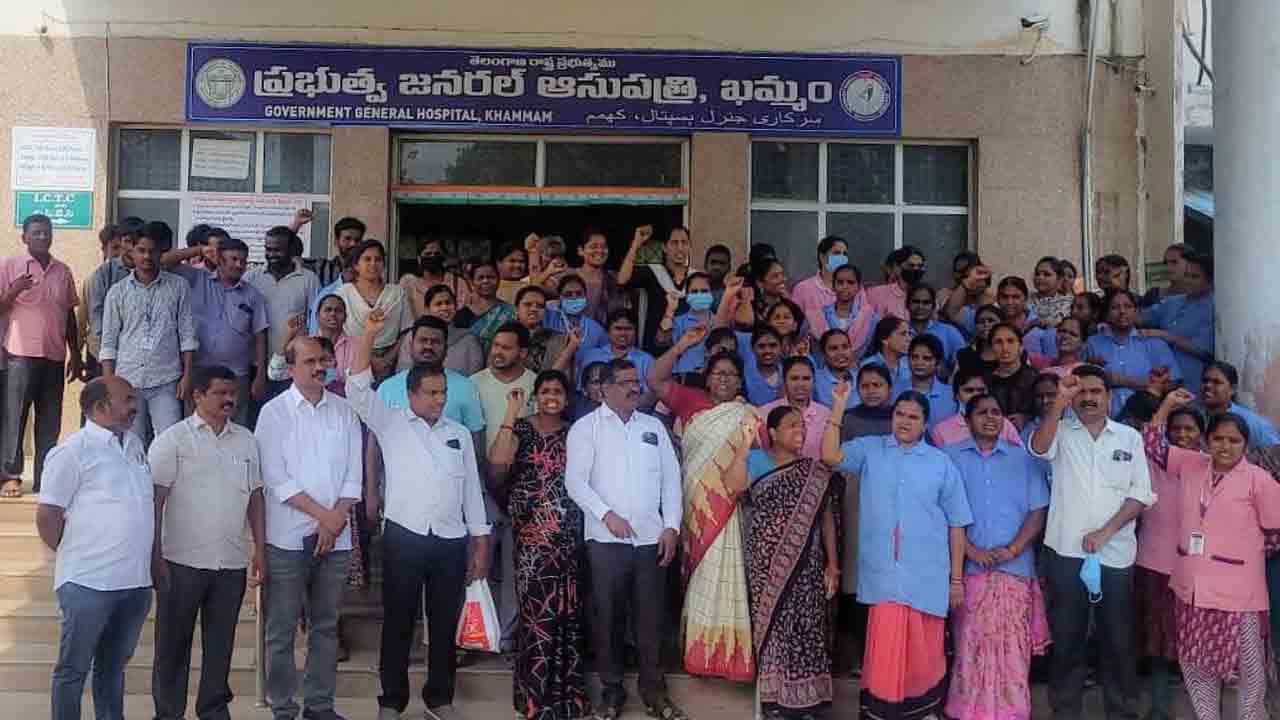 పెద్దాస్పత్రి ఎదుట కార్మికుల ధర్నా