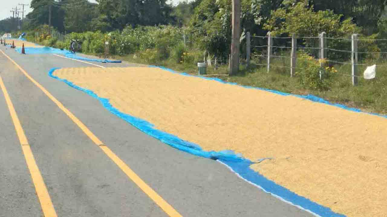 Kangti | రోడ్లపై ధాన్యపు కుప్పలు.. వాహనదారులకు తప్పని తిప్పలు