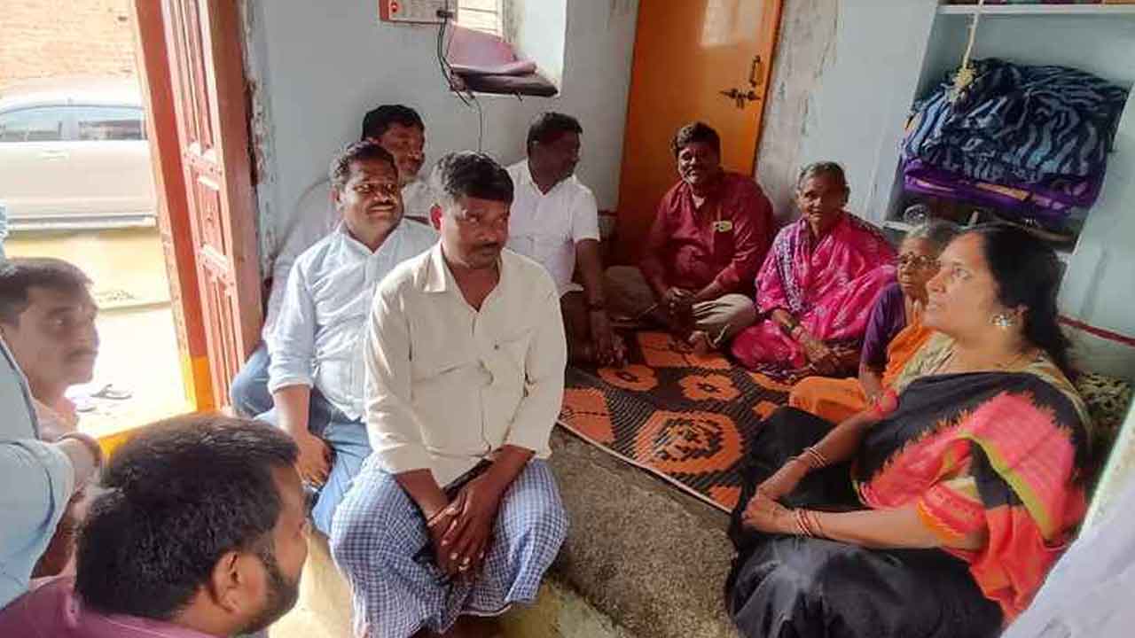 Padma Devender Reddy | బాధిత కుటుంబ సభ్యులను పరామర్శించిన మాజీ ఎమ్మెల్యే పద్మదేవేందర్ రెడ్డి