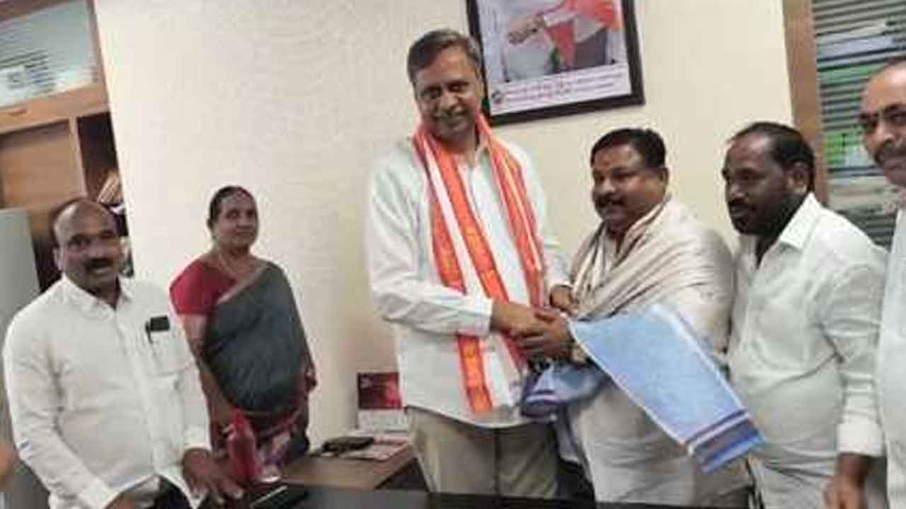 MLA Palla Rajeshwar Reddy | ఎమ్మెల్యే పల్లా రాజేశ్వర్ రెడ్డిని కలిసిన బీఆర్ఎస్ శ్రేణులు