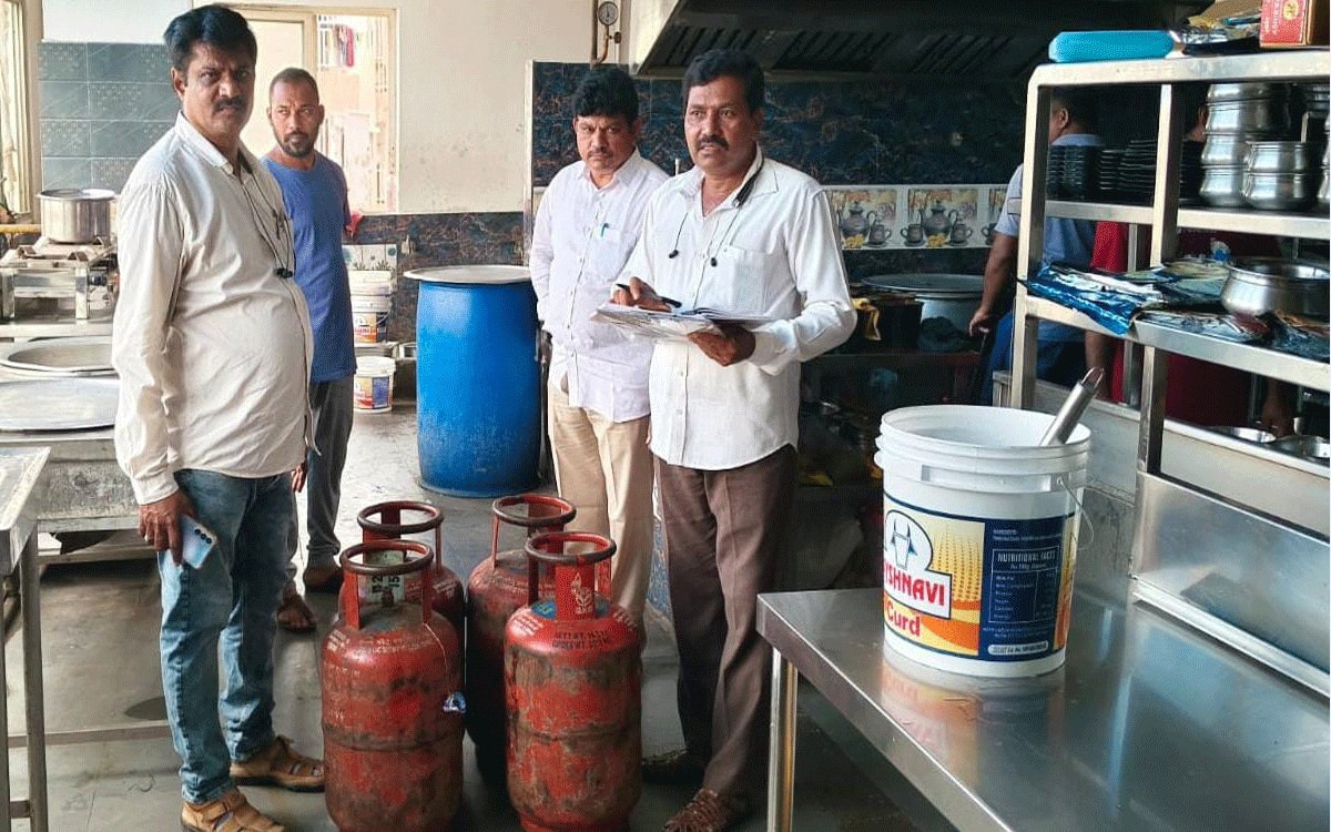 Palvancha : పాల్వంచ‌లోని హోటల్స్‌పై రైడ్‌.. డొమెస్టిక్ సిలిండర్ల పట్టివేత