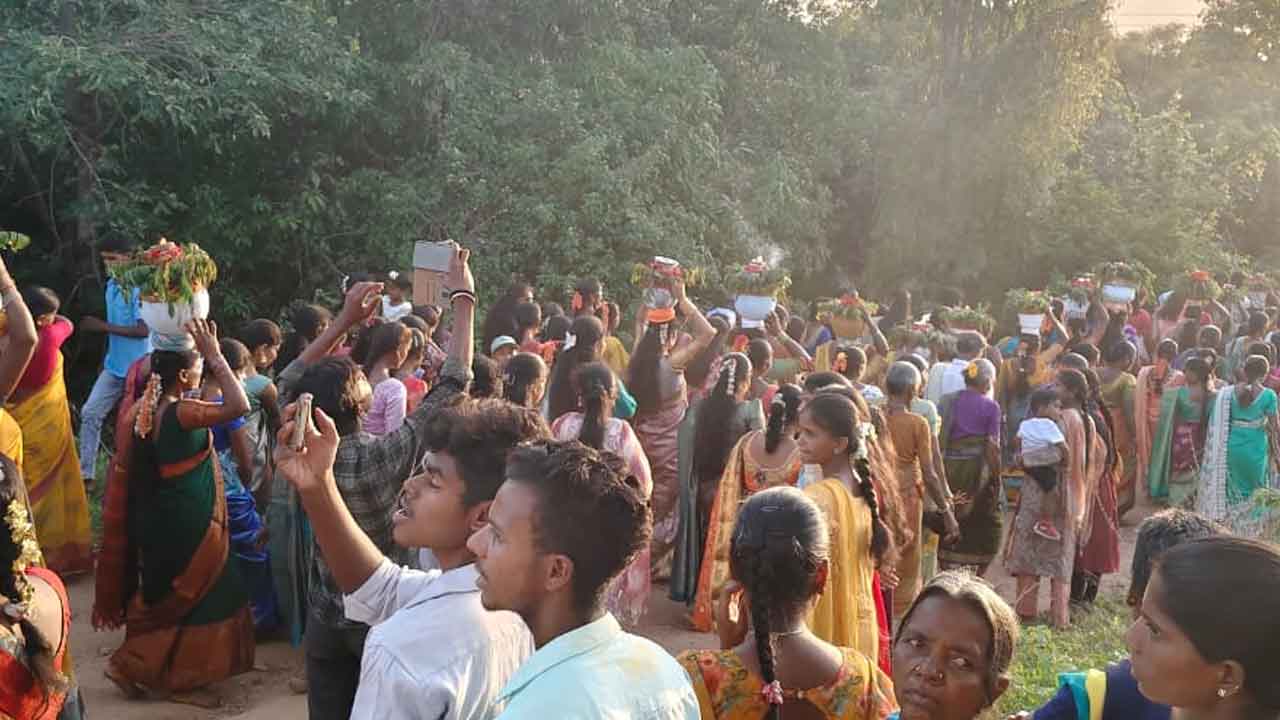 కామునిపల్లిలో ఘనంగా ఎల్లమ్మ తల్లికి బోనాలు