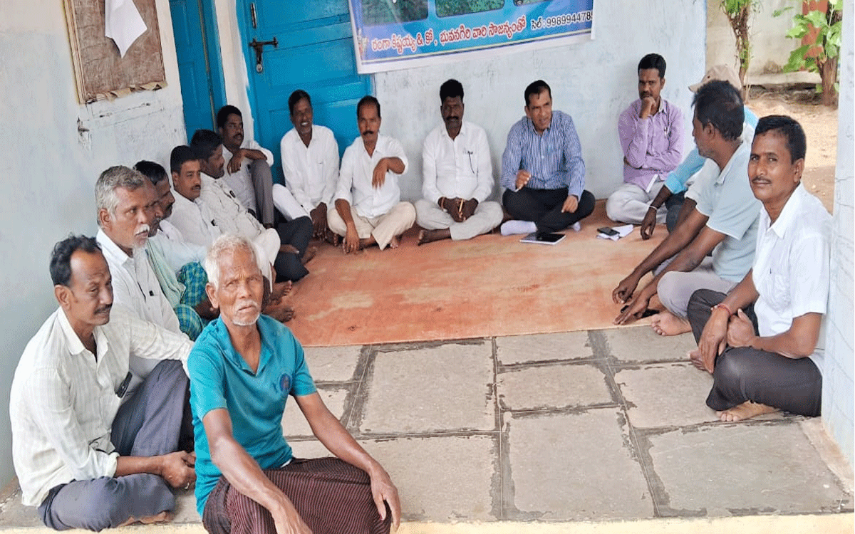 Rajapet : పారుపల్లిలో పశుగ్రాసం పెంపకంపై రైతులకు అవగాహన