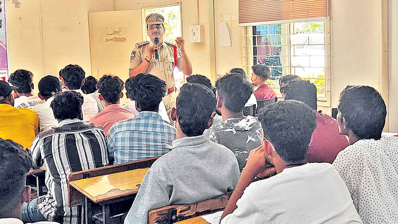 అర్ధరాత్రి మేసేజ్‌.. బ్లూ టిక్‌ రాగానే డిలీట్‌