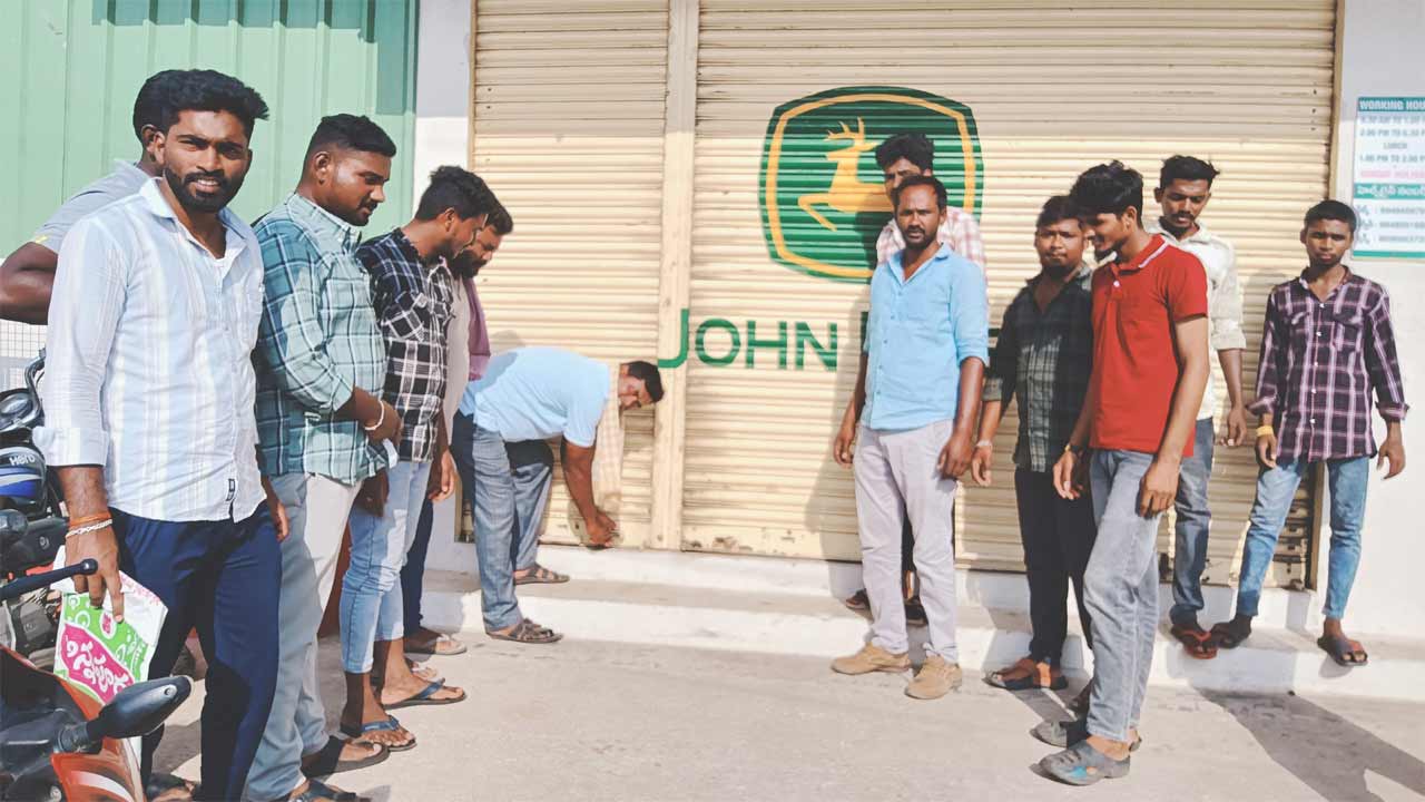 హార్వెస్టర్‌ కొన్న ఆరు నెలల్లోనే 8 సార్లు రిపేర్.. జాన్‌డీర్‌ షోరూంకి తాళం వేసిన రైతు