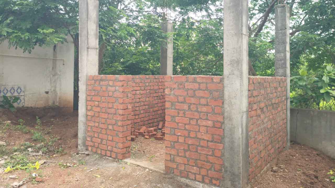 Pegadapalli | అసంపూర్తిగా మరుగుదొడ్ల నిర్మాణం.. ఇబ్బంది పడుతున్న విద్యార్థినిలు