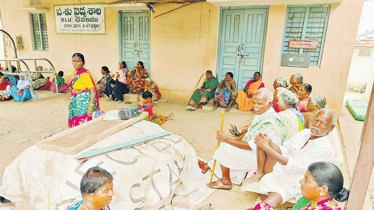 పింఛన్‌ తిప్పలు.. గత రెండు రోజులుగా లబ్ధిదారులకు పంపిణీ చేయని పోస్టాఫీస్‌ సిబ్బంది