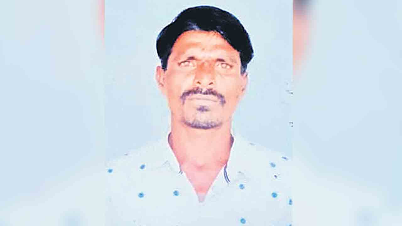 విద్యుత్‌ షాక్‌తో స్తంభంపైనే వ్యక్తి మృతి