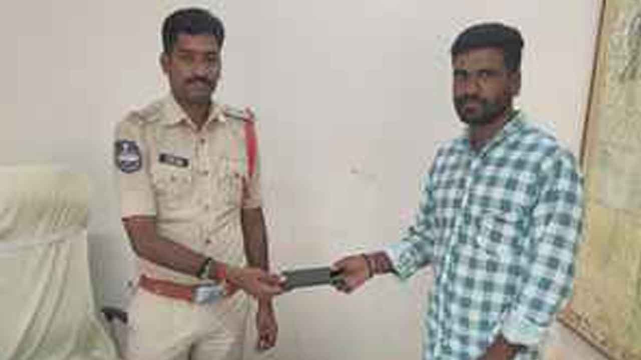 Mobile phone | పోగొట్టుకున్న మొబైల్‌ను తిరిగి అప్పగించిన పోలీసులు