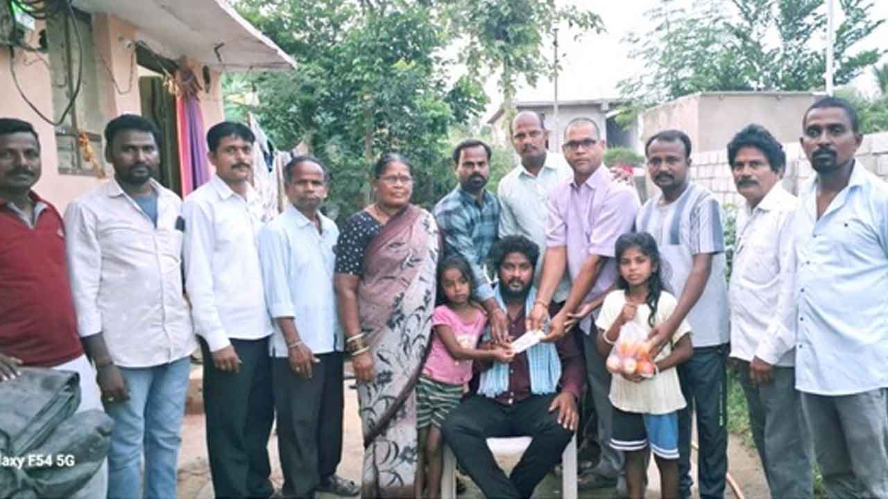 Bachhannapeta | ఫొటో గ్రాఫర్‌కు ఆర్థిక సాయం అందజేత