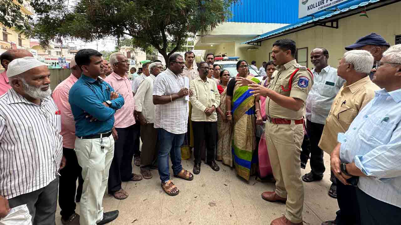 plot Owners | సారూ మాకు న్యాయం చేయండి.. పీఎస్‌లో లక్ష్మీపురం ప్లాట్‌ ఓనర్స్‌ ఫిర్యాదు