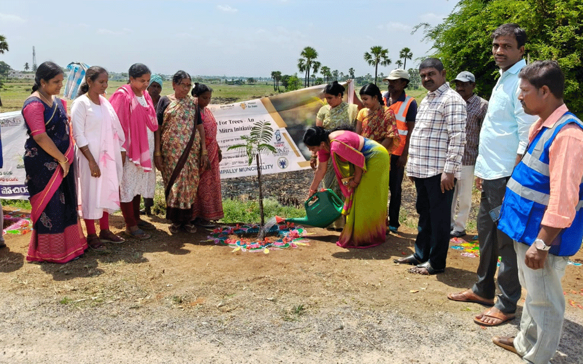 Bhoodan Pochampally : మొక్కలు నాటి సంరక్షించాలి : మున్సిపల్ కమిషనర్ అంజ‌న్‌రెడ్డి