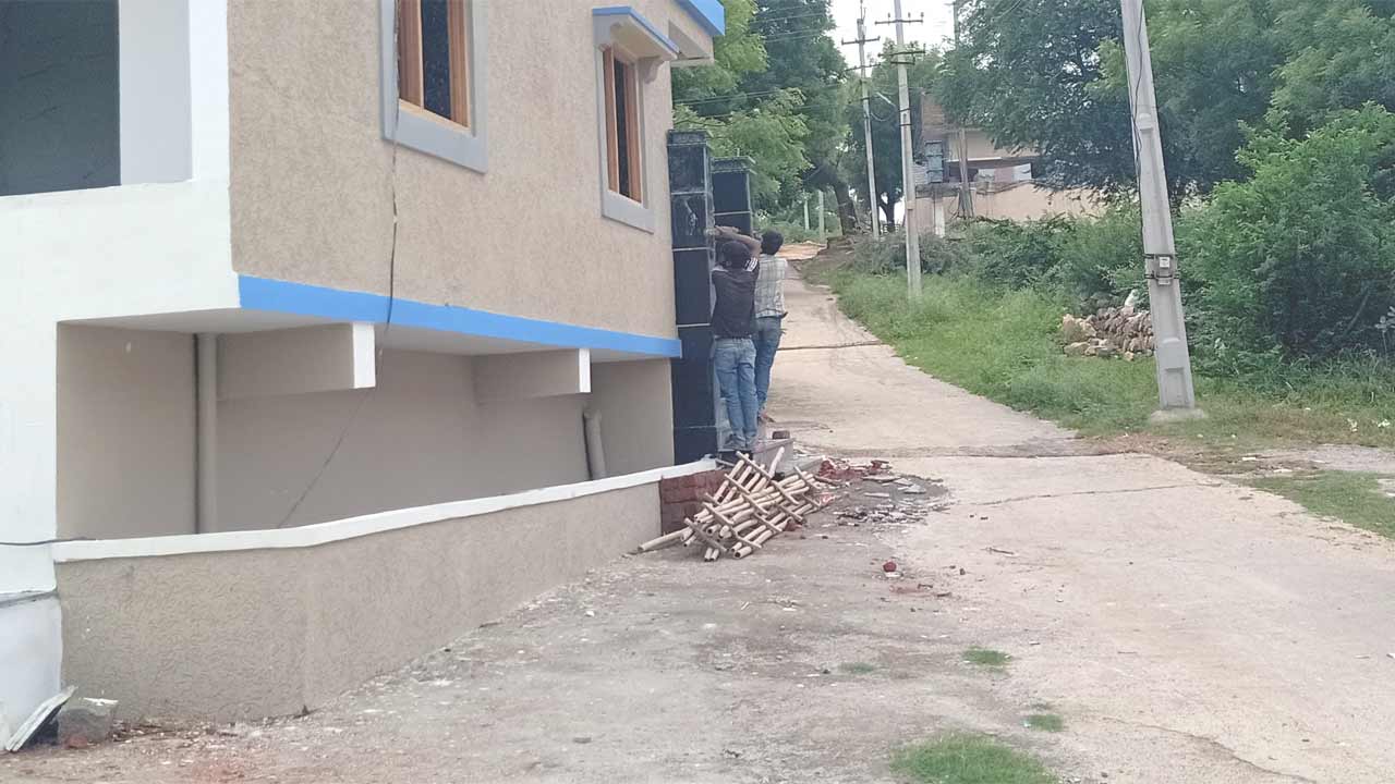 Pocharam | పోచారంలో రోడ్డు ఆక్రమించి నిర్మాణాలు.. పట్టించుకోని అధికారులు