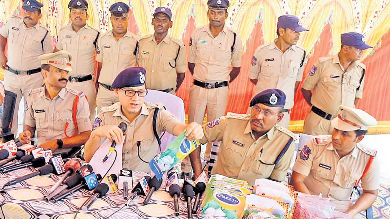 రైతన్నపై నకిలీ విత్తనాల కత్తి.. దిగుబడులు రాక మునుగుతున్న రైతులు