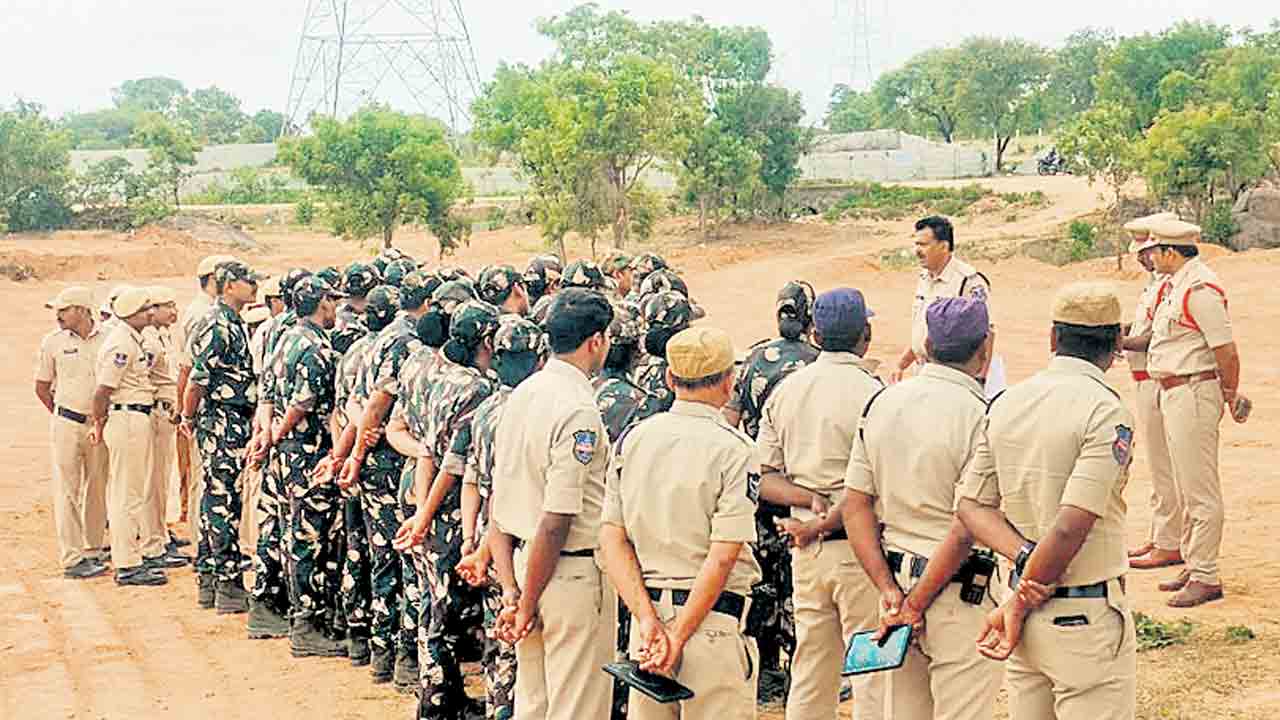 ఎకరానికి వెయ్యి గజాలివ్వాలి