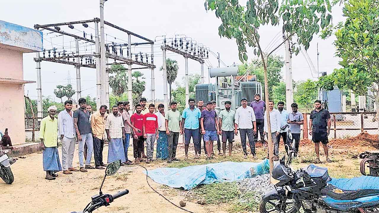 విద్యుత్తు కోతలపై రైతుల నిరసన