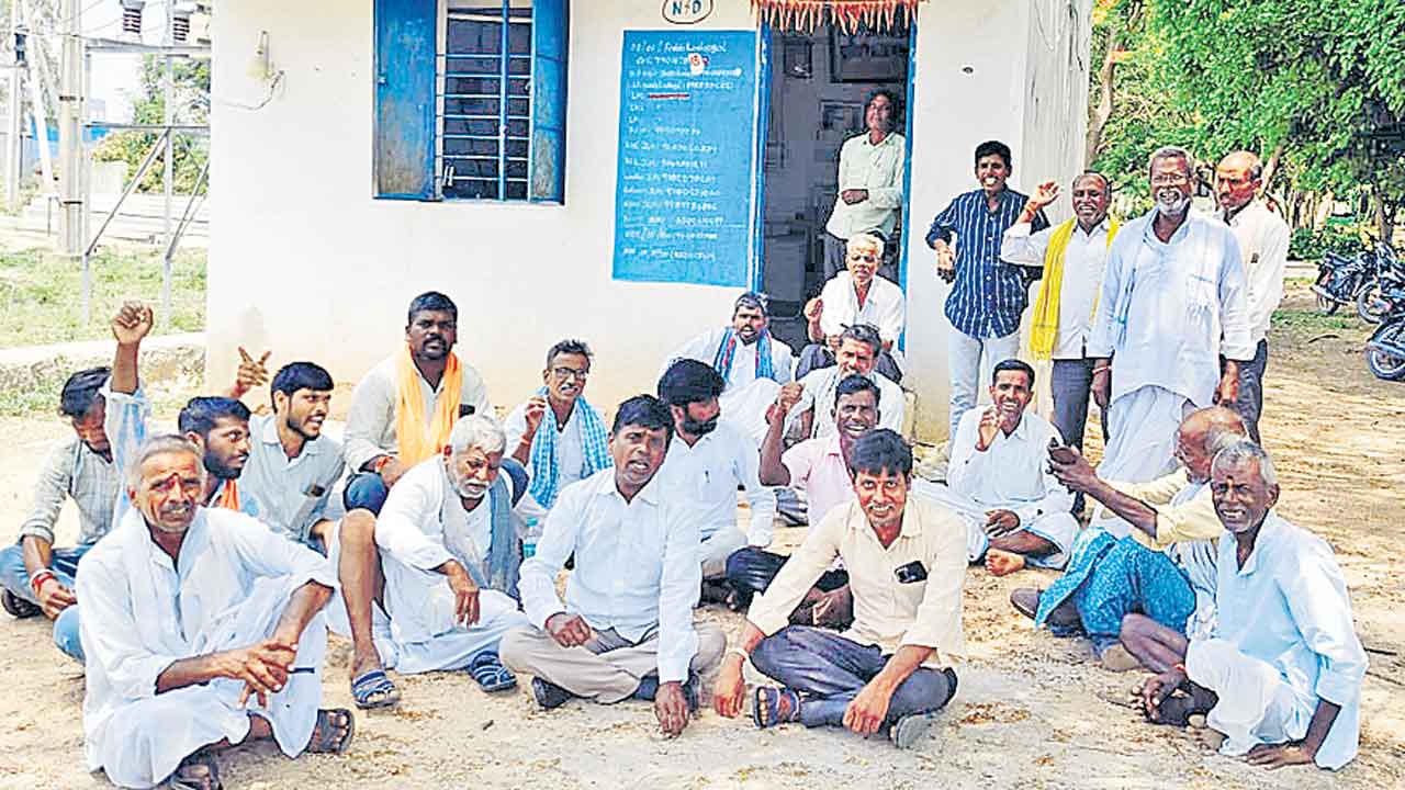 సబ్‌స్టేషన్‌ ఎదుట రైతుల ధర్నా