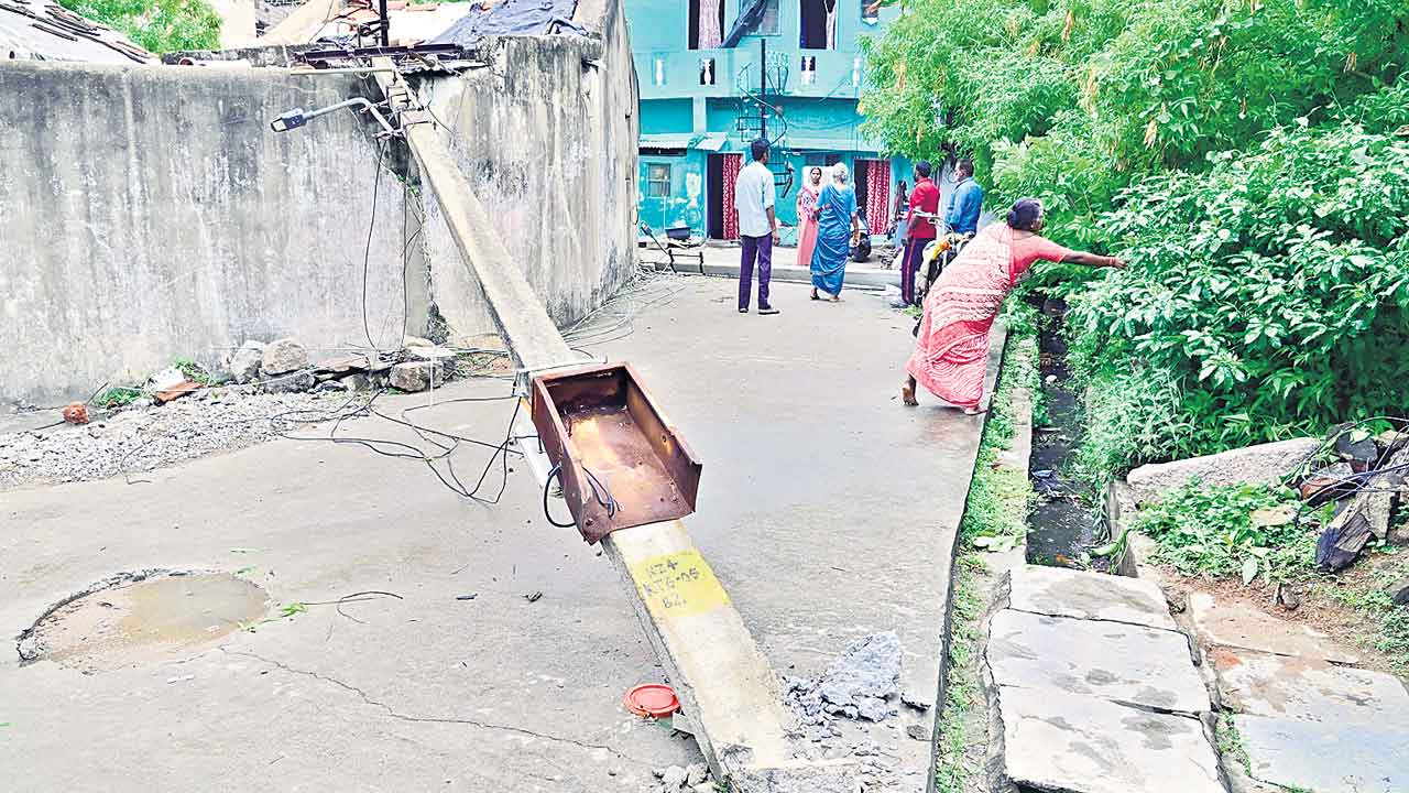 బీభత్సం.. నేలకొరిగిన చెట్లు.. విరిగిన స్తంభాలు