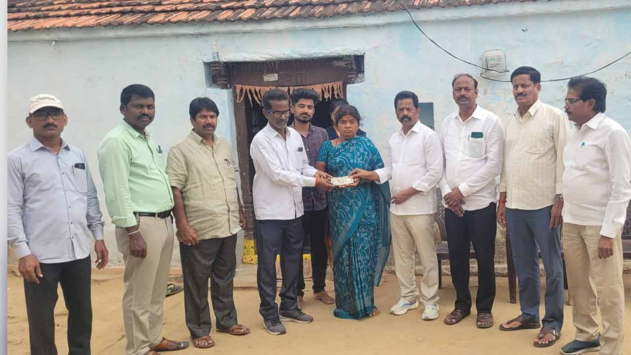 మధ్యాహ్న భోజన కార్మికుడు మృతి.. రూ. లక్ష అందజేసి ఔదార్యం చాటుకున్న ఉపాధ్యాయులు