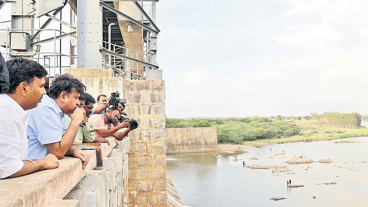 మంజీరా బరాజ్‌ డేంజర్‌లో లేదు.. పరిశీలించిన రాహుల్‌ బొజ్జా