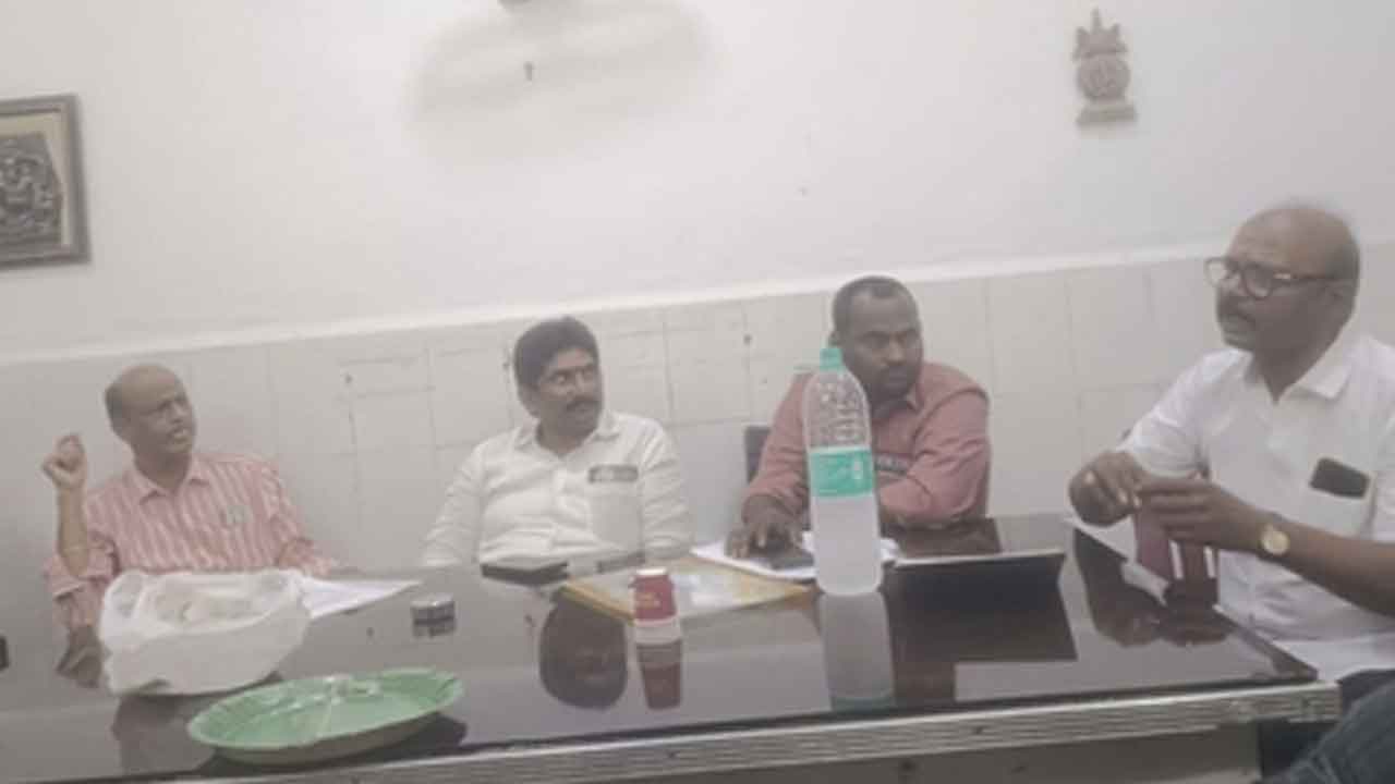 Railway workers | రైల్వే కార్మికుల సమస్యలు పరిష్కారం కోసం కృషి చేయాలి