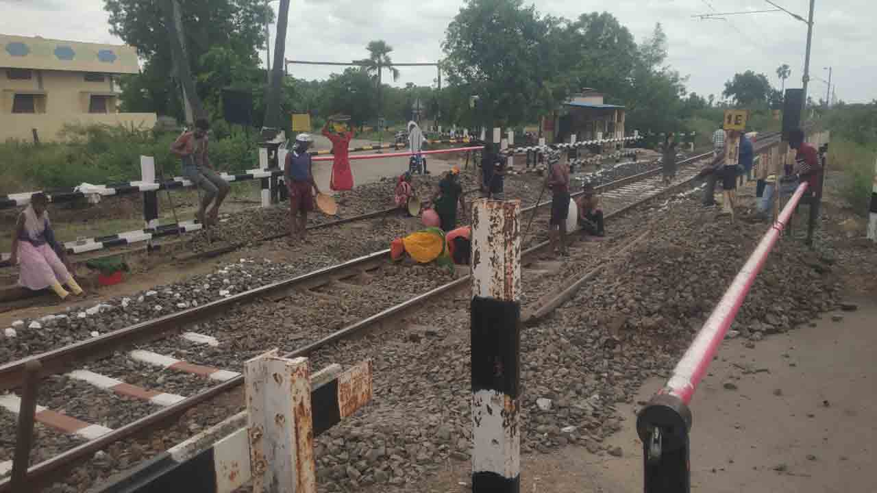 Railway Gate | చీకురాయి మార్గంలో రైల్వేగేటు, ట్రాక్ మరమ్మత్తు పనులు.. రాకపోకలకు అంతరాయం
