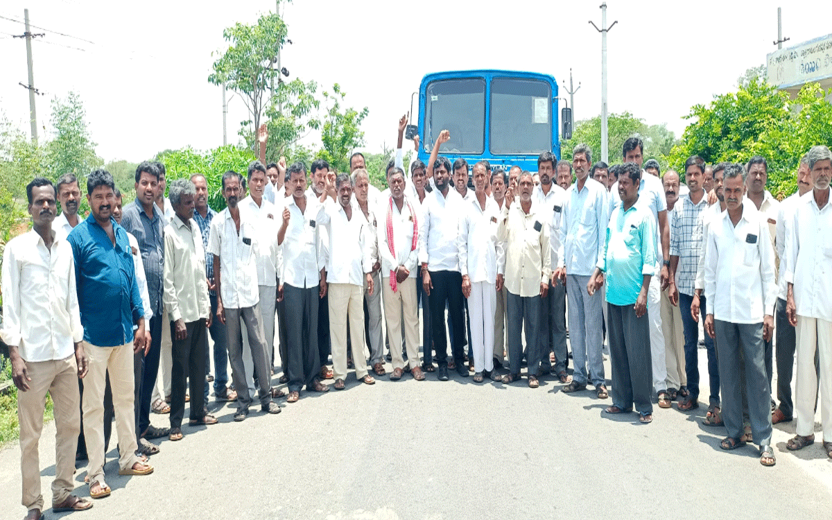 Rajapet : పాడి రైతులకు పెండింగ్ బిల్లులు చెల్లించాలని రాస్తారోకో