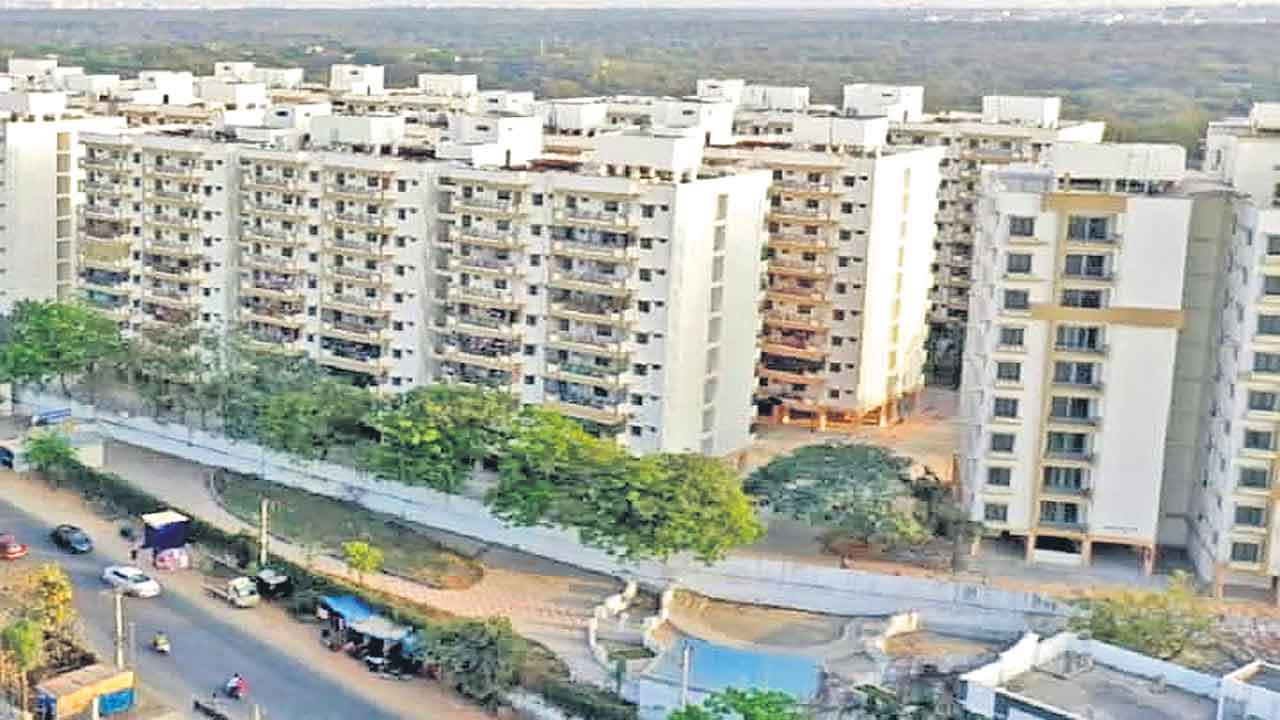 వేలానికి స్వగృహ ఫ్లాట్లు.. హౌసింగ్‌బోర్డు స్థలాలు కూడా..