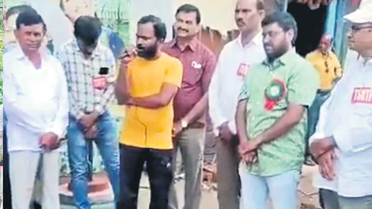 ప్రభుత్వ ఉద్యోగం కావాలి.. సర్కారు చదువులు వద్దా..?