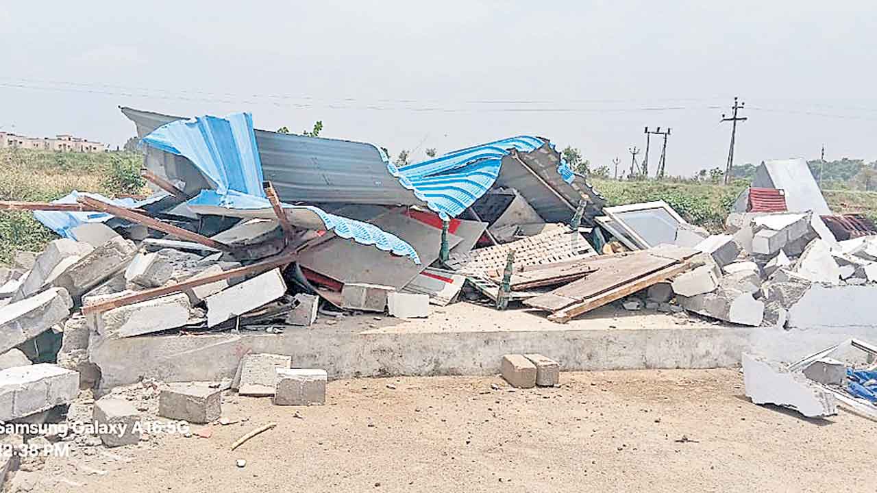 హైకోర్టు స్టేను పట్టించుకోని అధికారులు